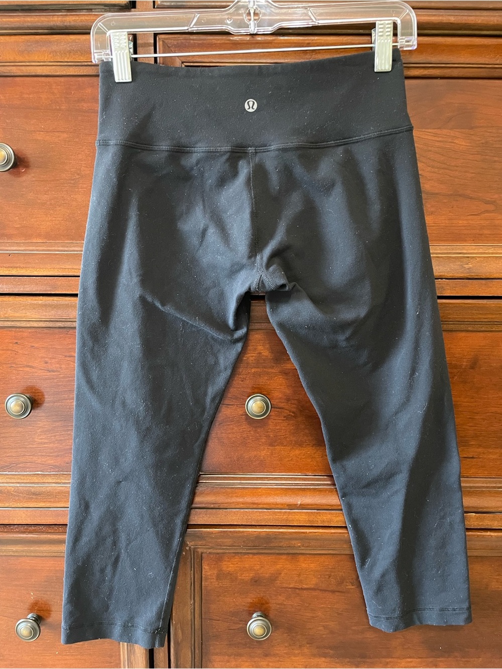 lululemon athletica Black Cropped Capri Leggings SIZE 6